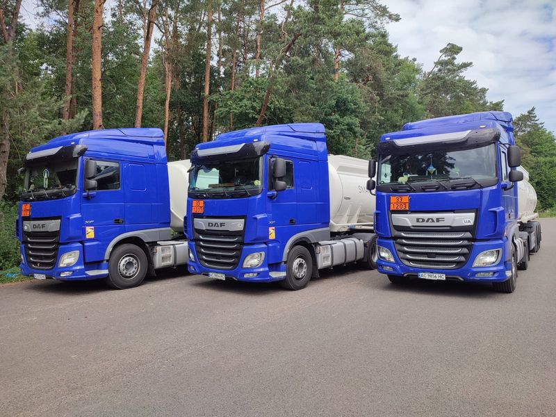 Три тягачі DAF XF з цистернами ADR Smart Trans Group